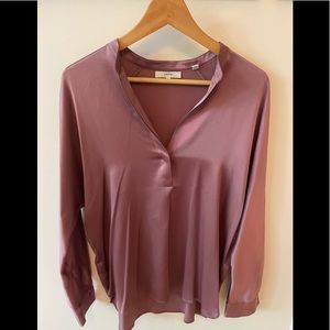 Silk oversized Vince top with a v neck